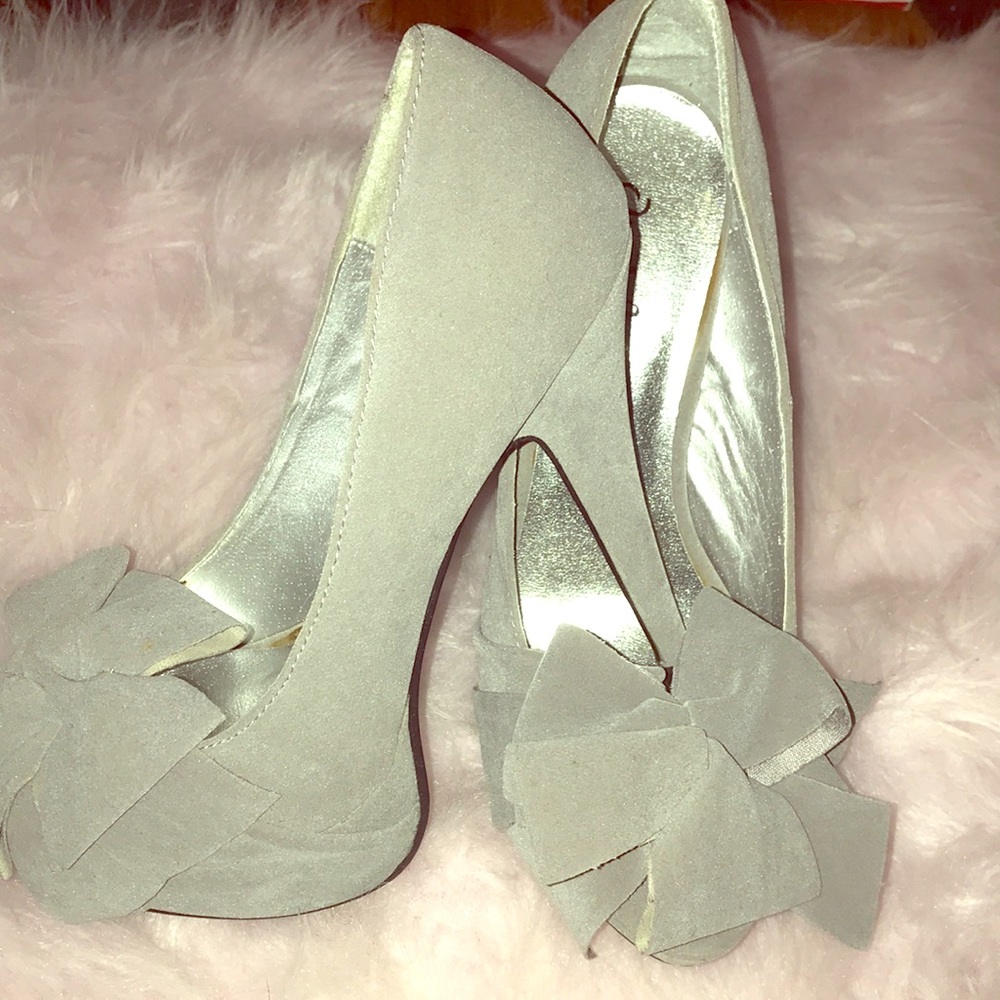 Gray velvet heels. NEW